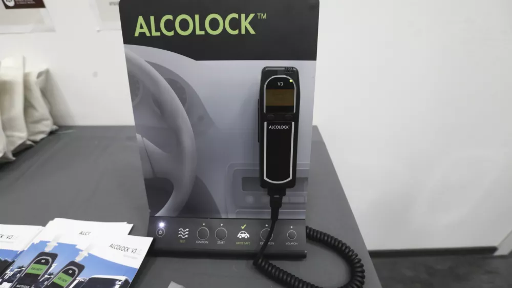  - alcolock" - alkoholna ključavnica, ki prepreči zagon avtomobila, če vsebnost alkohola preseže dovoljeno mejo,07.11.2023 - Izpitni center Ljubljana - mednarodna strokovna konferenca: &raquo;Alkoholne ključavnice &ndash; evropske prakse in napredne strategije za zmanj&scaron;evanje vožnje pod vplivom alkohola&laquo;. //FOTO: Luka Cjuha