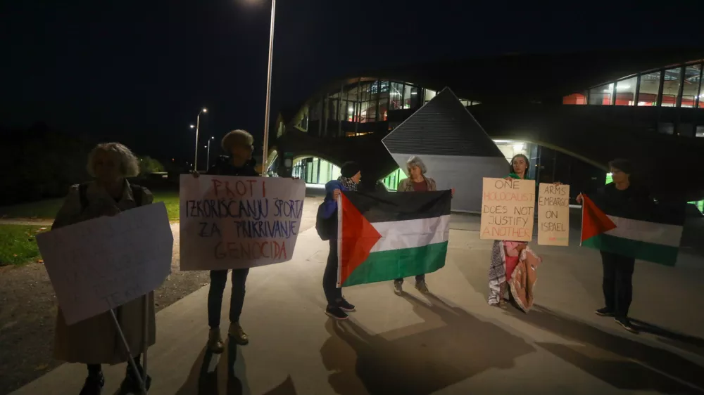 30.10.2024 - zbor predstavnikov Gibanja za pravice Palestincev pred košarkarsko tekmo med slovenskim klubom Cedevita Olimpija in izraelskim klubom Hapoel Bank Yahav Jerusalem, na katerem bodo izrazili podporo Palestincem ter nasprotovanje sodelovanju Izraela na mednarodnih športnih tekmovanjih.FOTO: LUKA CJUHA