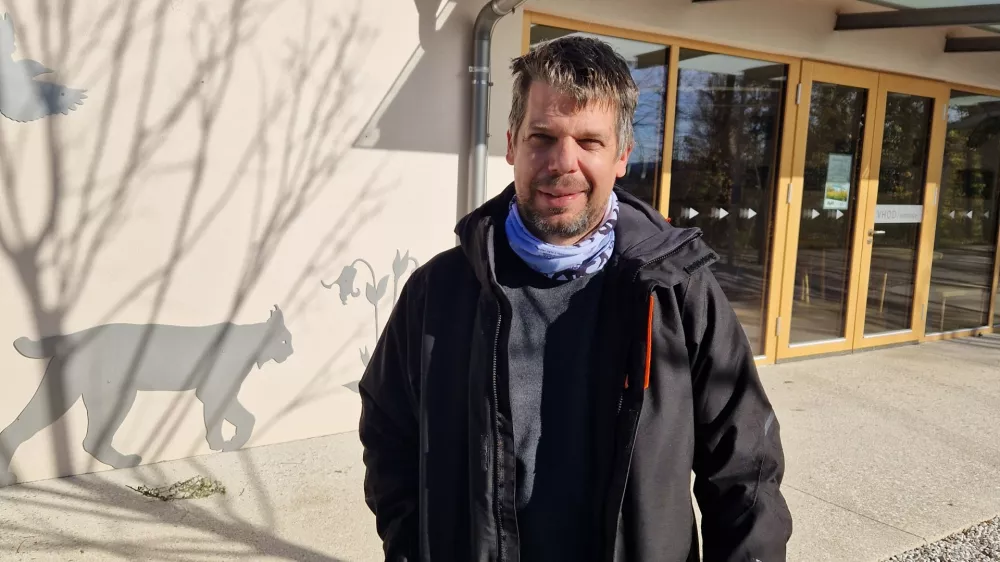 »Imamo odlične izobraževalne programe, s katerimi se otroci na zabaven način učijo o naravi in kraškem svetu,« pravi vodja Krajinskega parka Pivška presihajoča jezera Tadej Kogovšek. Foto: Sergeja Širca / Foto: Sergeja Širca