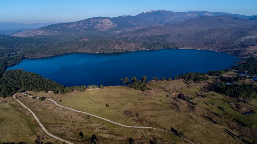 Kadar je v največjem od Pivških presihajočih jezer – Palškem jezeru – voda, je večje od Blejskega jezera. Foto: Uroš Stepišnik / Foto: Uroš Stepišnik
