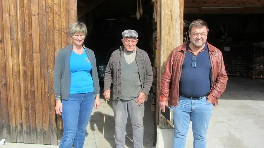 Marjana, Franc in Boštjan Kolenc pred zanimivim muzejem ob Brinečevem kmečkem mlinu. Foto: Renata Picej