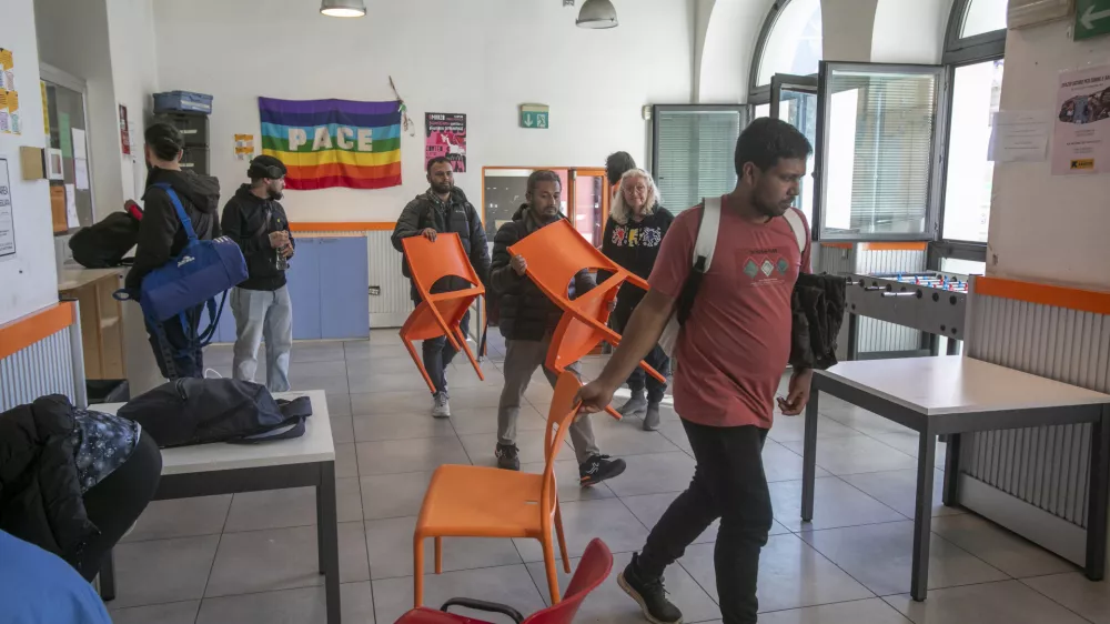 1.11.2024 - Trst - migranti - zapuščena pristaniška skladišča - pristanišče - začasna namestitev na migrantski poti - migracijeFOTO: LUKA CJUHA