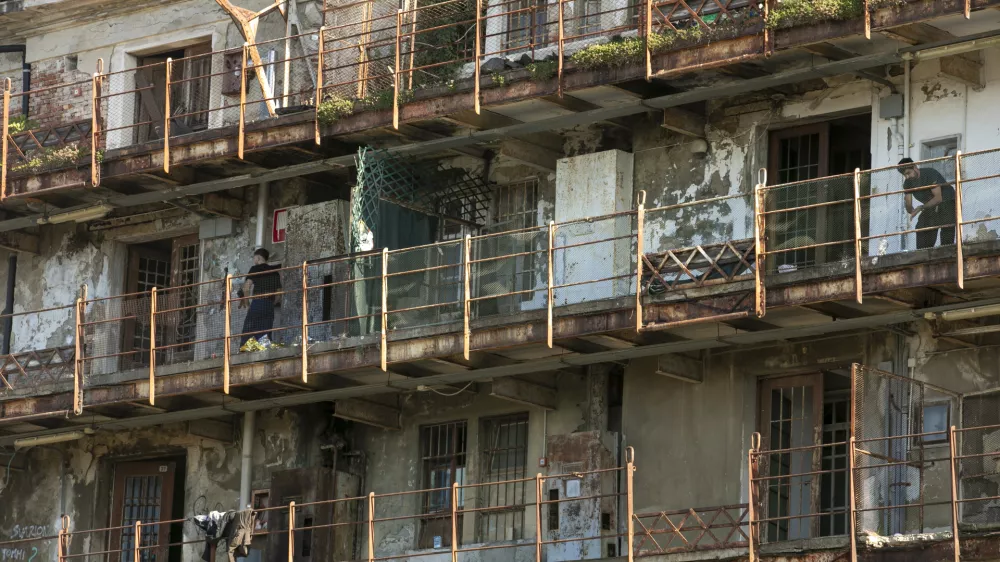 1.11.2024 - Trst - migranti - zapuščena pristaniška skladišča - pristanišče - začasna namestitev na migrantski poti - migracijeFOTO: LUKA CJUHA