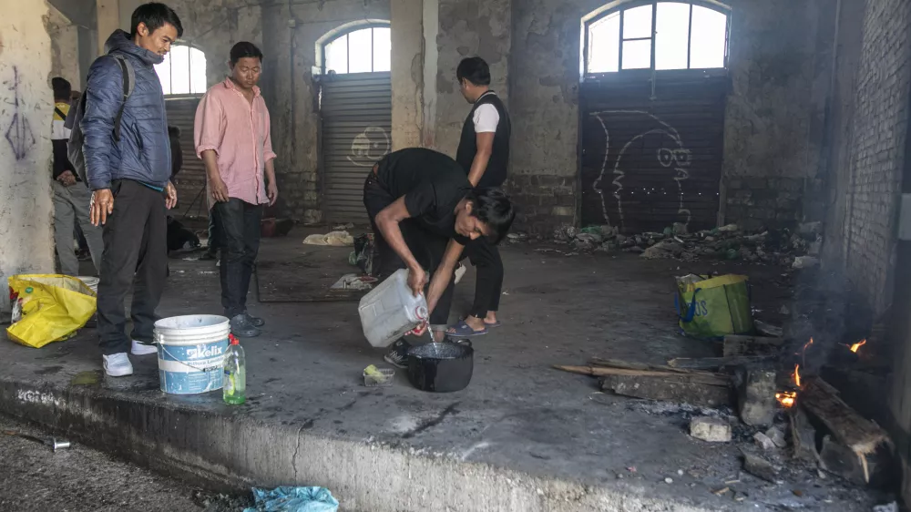 1.11.2024 - Trst - migranti - zapuščena pristaniška skladišča - pristanišče - začasna namestitev na migrantski poti - migracijeFOTO: LUKA CJUHA