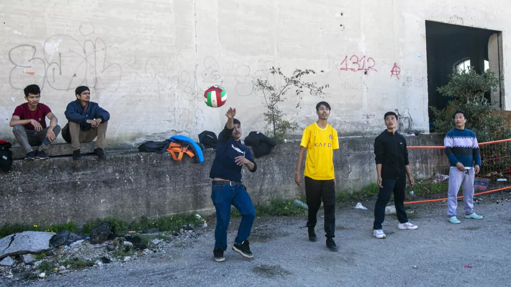 1.11.2024 - Trst - migranti - zapuščena pristaniška skladišča - pristanišče - začasna namestitev na migrantski poti - migracijeFOTO: LUKA CJUHA