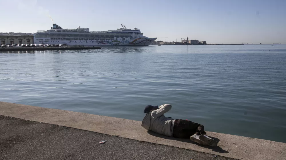 1.11.2024 - Trst - migranti - zapuščena pristaniška skladišča - pristanišče - začasna namestitev na migrantski poti - migracijeFOTO: LUKA CJUHA