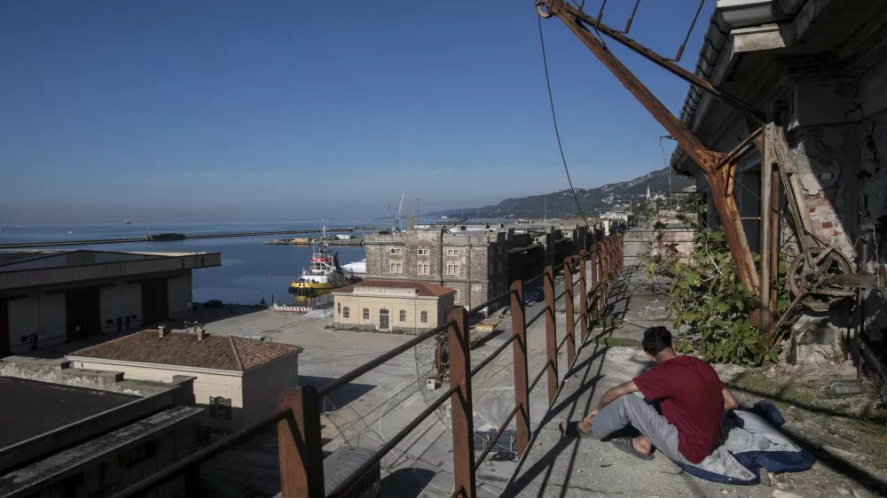 1.11.2024 - Trst - migranti - zapuščena pristaniška skladišča - pristanišče - začasna namestitev na migrantski poti - migracijeFOTO: LUKA CJUHA