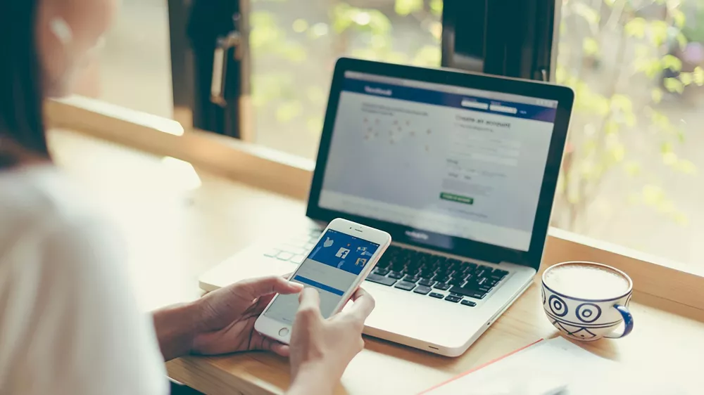 Facebookova časovnica je mehanizem, ki podjetju omogoča služiti ogromno denarja z ogla&scaron;evanjem in &scaron;irjenjem sponzoriranih vsebin.