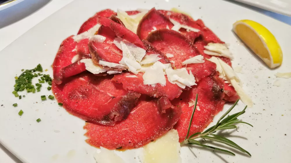 Goveji karpačo, Gostilna Brinovc