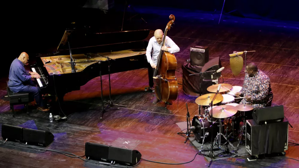 Kenny Barron Trio poleg Kennyja Barrona sestavljata še basist Kiyoshi Kitagawa in bobnar Johnathan Blake. Foto: Pedro Urresti