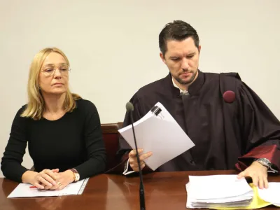 Glavna obravnava se bo z zagovorom Alje Brglez začela sredi decembra. Zastopa jo zagovornik Aleš Žiher (desno). Foto: Tomaž Skale