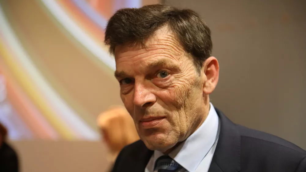 Šolski minister Vinko Logaj je napovedal prenovo didaktičnih priporočil in učnih načrtov s področja računalništva in informatike, ki se niso spremenili že dve desetletji. Foto: Tomaž Skale 