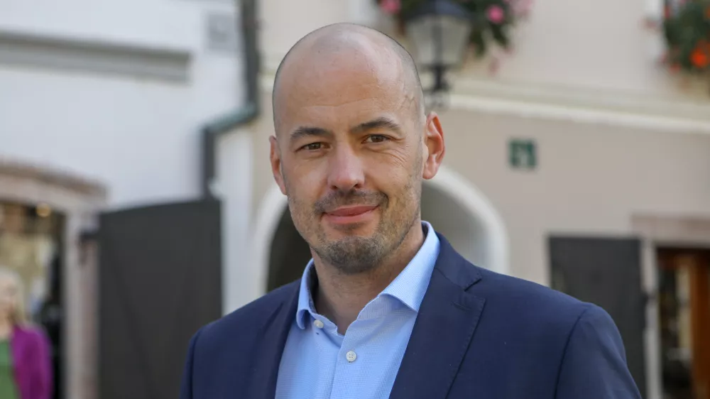 Tine Radinja, župan Občine Škofja Loka

Podnebne spremembe delajo proti nam, zato je delovanje smučišč brez poletne sezone praktično nemogoče.