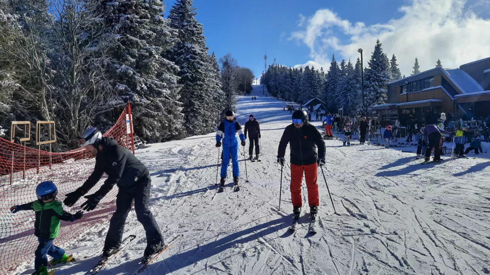 Na smučišču Kope bo smučarje poleg nekaj novih prog letos pričakalo še dodatnih 250 parkirnih mest. Foto: Luka Cjuha 