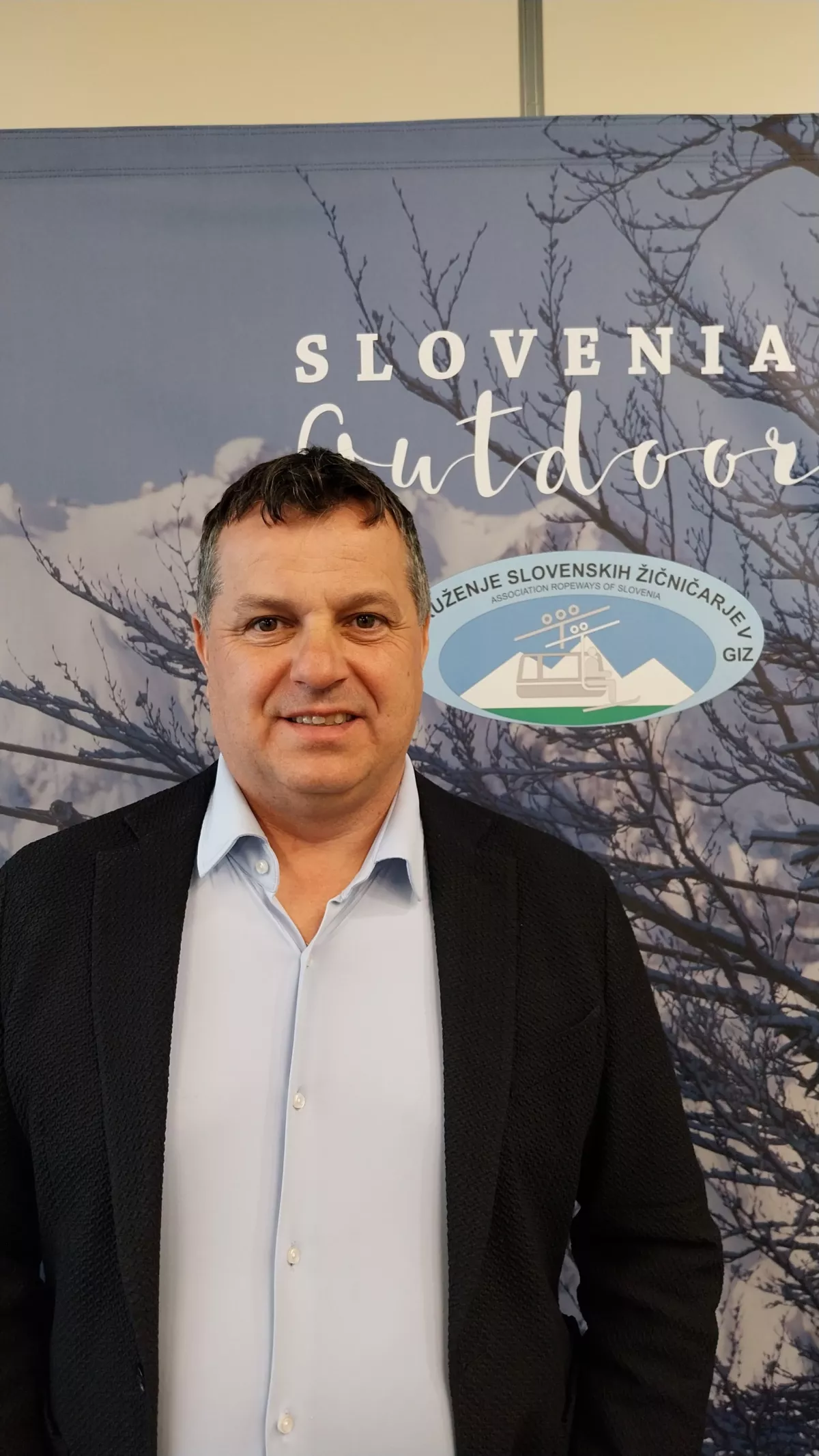 Dvig cen v povprečju za pet odstotkov je posledica inflacije in rasti cen delovne sile, skrbi pa nas dvig cen omrežnin. Smučišča namreč padejo v razred največjega povišanja, učinka pa nikakor nismo prenesli v ceno smučarskih vozovnic za sezono 2024/25, saj smo do zadnjega verjeli, da bo tudi za gospodarstvo veljalo dvoletno obdobje prilagoditve.

Boštjan Paradiž, predsednik Združenja slovenskih žičničarjev