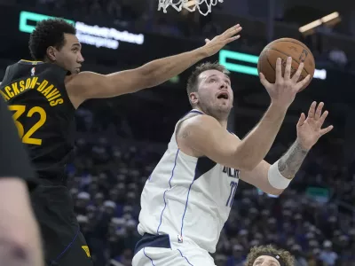 Luka Dončić (z žogo) in soigralci iz Dallasa so proti ekipi Golden State Warriors doživeli že &scaron;esti poraz v leto&scaron;nji sezoni. Foto: AP