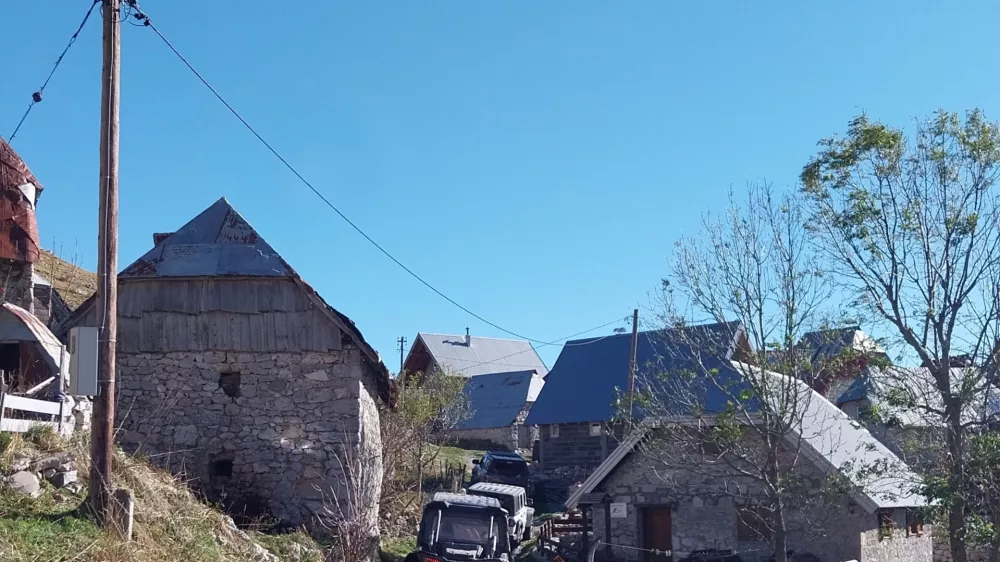 Male kamnite hi&scaron;e so bile nekoč pokrite s skodlami, v novej&scaron;em času je leseno kritino največkrat zamenjala kovinska, pogosto narejena kar iz pločevine razrezanih in poravnanih kovinskih sodov.&nbsp;Foto: Vesna Levičnik