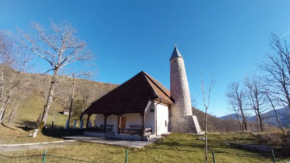 Slikovita džamija v vasi Umoljani