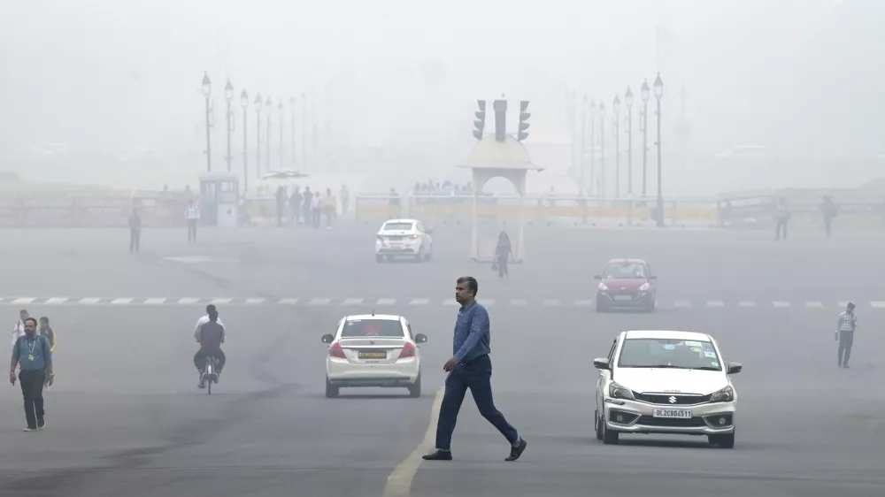 Office goers walk amidst a dense layer of smog as the air quality index indicates 'severe' category early morning in New Delhi, India, Wednesday, Nov.13, 2024. (AP Photo)