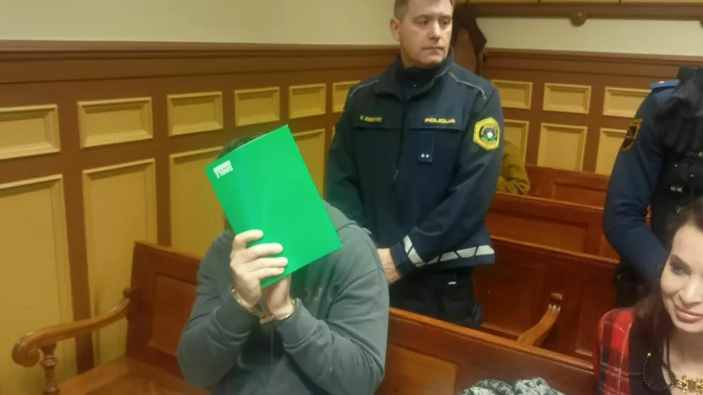 Marko Marušić je priznal sodelovanje pri poskusu vloma v bankomat, pred fotografskim objektivom pa se je skril. 