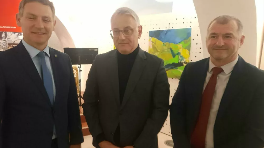 Od leve: ormoški župan Danijel Vrbnjak, gospodarski minister Matjaž Han in ormoški podžupan Zlatan Fafulić.