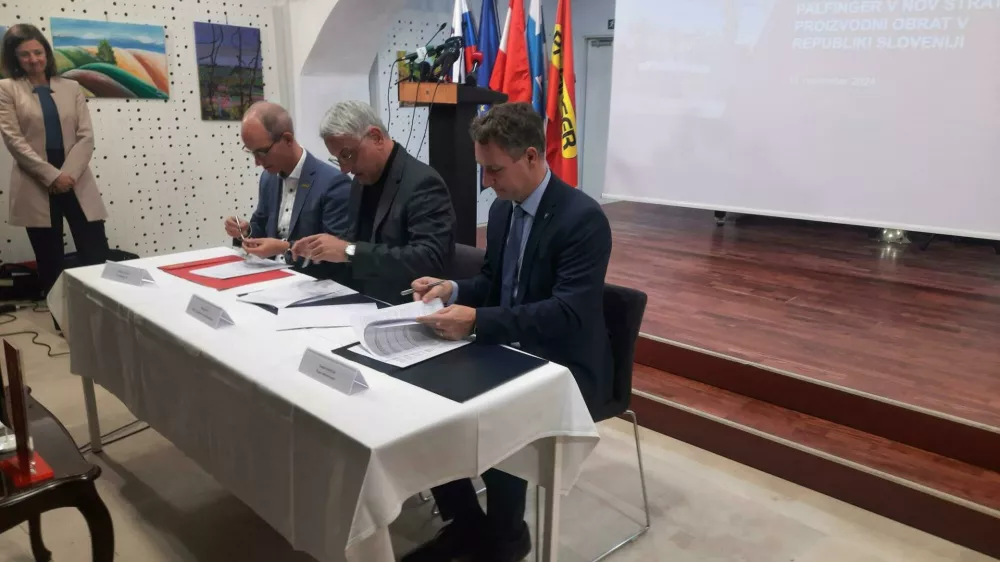 S podpisa memoranduma (od leve): Alexander Susanek, minister Matjaž Han in ormoški župan Danijel Vrbnjak. 