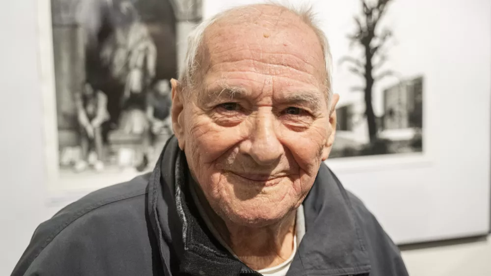 Janez Korošin, najstarejši član Fotokluba Ljubljana: Ljubljana ni nič manj fotogenična, kot je bila nekoč, s to razliko, da danes ne smeš slikati vsega in vsakogar povprek, saj te lahko kdo še toži. Foto: Nik Erik Neubauer