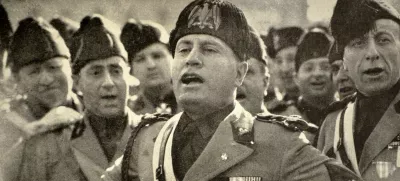 DYET0X Rome, 1?February?1927.?Mussolini?and?Fascism?Heads?singing?hymns?along with the?Soldiers?of the RevolutionFoto: Reuters/Alamy