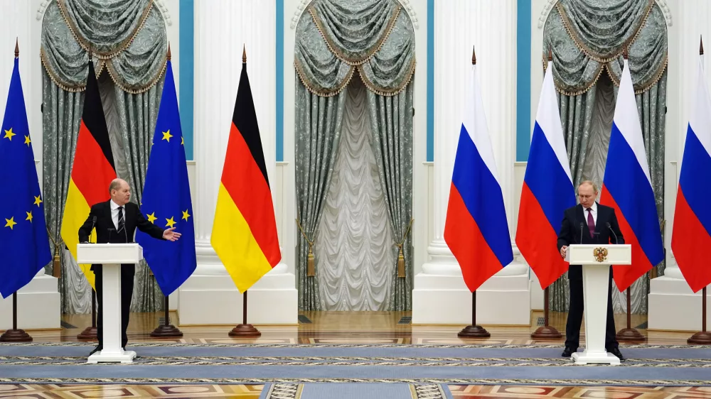 FILED - 15 February 2022, Russia, Moscow: Russian President Vladimir Putin (R) and German Chancellor Olaf Scholz speak during a press conference after their meeting at the Kremlin. Photo: Kay Nietfeld/dpa