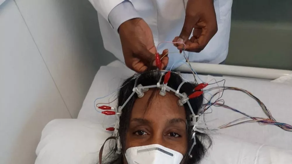 Wachuka Gichohi trpi za simptomi vse od leta 2020. Fotografija je nastala med nevrološkim testiranjem.