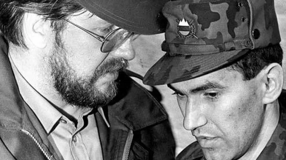 Janez Jan&scaron;a (z Igorjem Bavčarjem) v voja&scaron;ki opravi, ki jo prodaja