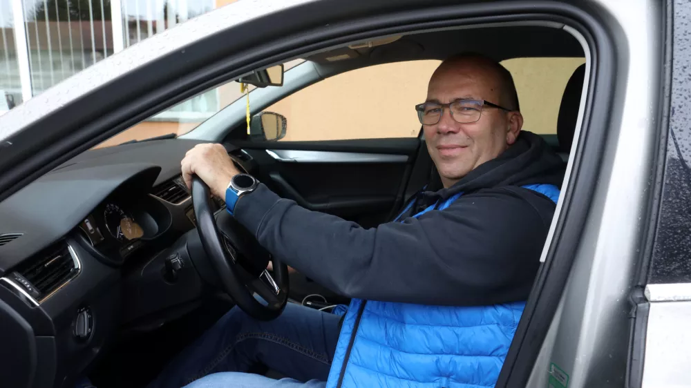 Gorazd Orešnik pravi, da se gluhi bolj zanašajo na vid in pozorneje opazujejo dogajanje okoli sebe. Foto: Tomaž Skale