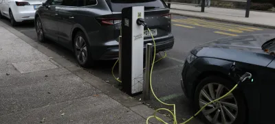 Novi električni avti se v Sloveniji ne prodajajo tako dobro, kot so odgovorni pričakovali. Njihov delež med vsemi prodanimi je bil oktobra zgolj 5,6 odstotka. Foto: Luka Cjuha