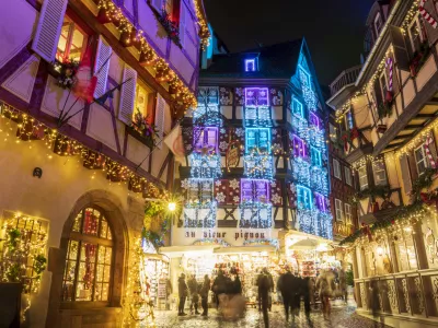 Colmar France on November 27, 2023: Traditional ferrys half timbered houses in Petite Venise, old town of Colmar decorated and illuminated at Christmas time Alsace France / Foto: Ana Del Castillo