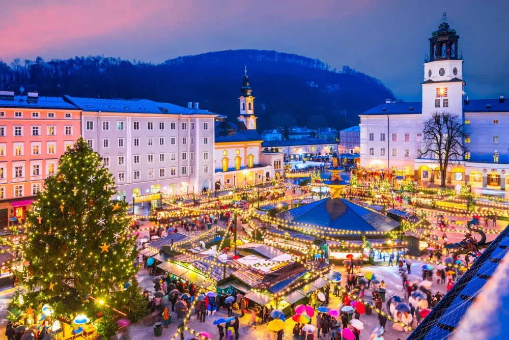 Salzburg, Austria. Christmas market at Cathedral Square, origins of Christkindlmarkt X-mas fair go back to the late 15th century. / Foto: Emicristea