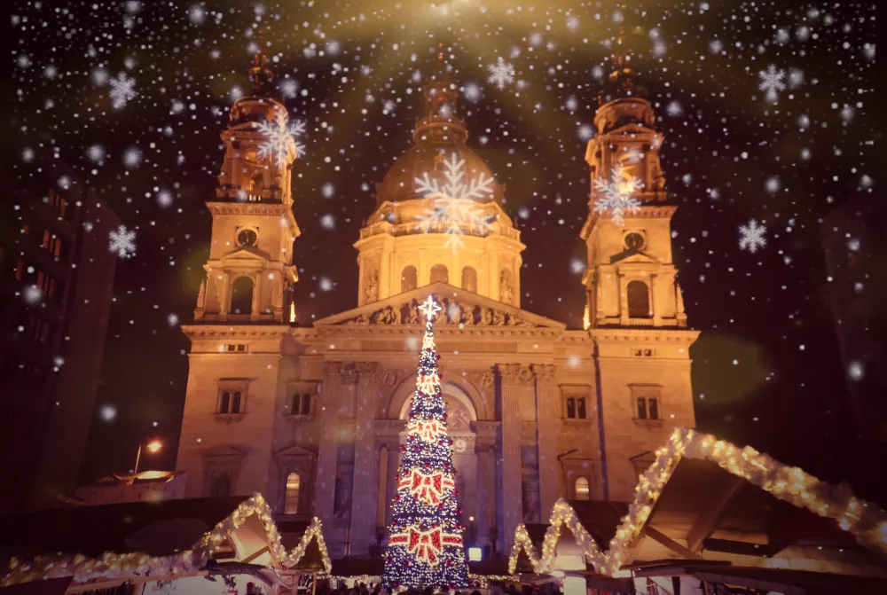 Budapest christmas market with christmas tree, market stalls and St. Stephen's Basilica with added snowflakes; advent basilica christmas market is one of Europe's most beautiful Christmas markets. / Foto: Sybille Reuter 