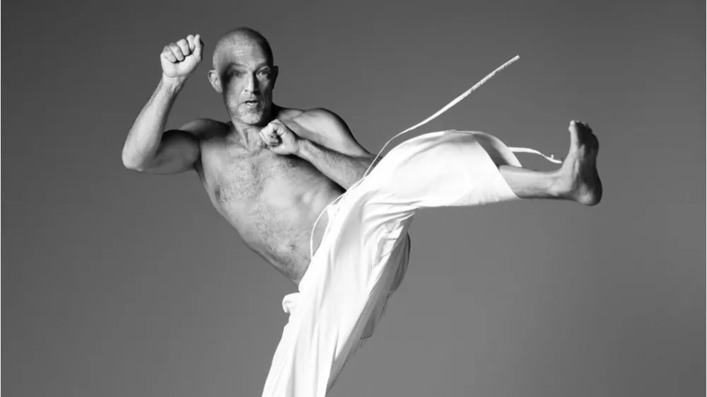 Igralec Vincent Cassel se v izdaji 2025 odloči za borbeno pozo. Ethan James Green