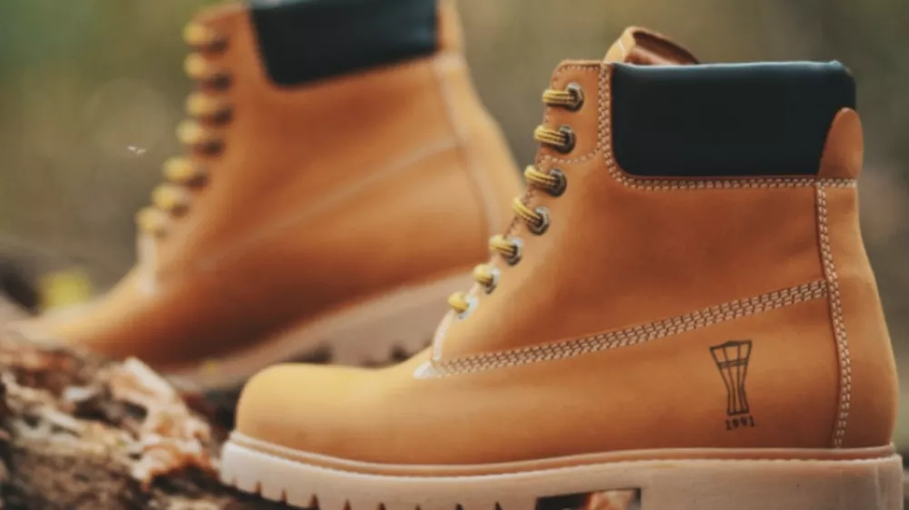 Rumene škornje zenge znamke Borovo krasi žig vukovarskega Vodnega stolpa, njihova vrednost pa je 88 evrov. F Borovo