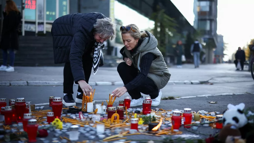 People light candles to pay their respects to the people who died when a part of a roof collapsed of a railway station in Novi Sad, Serbia November 2, 2024. REUTERS/Marko Djurica   TPX IMAGES OF THE DAY