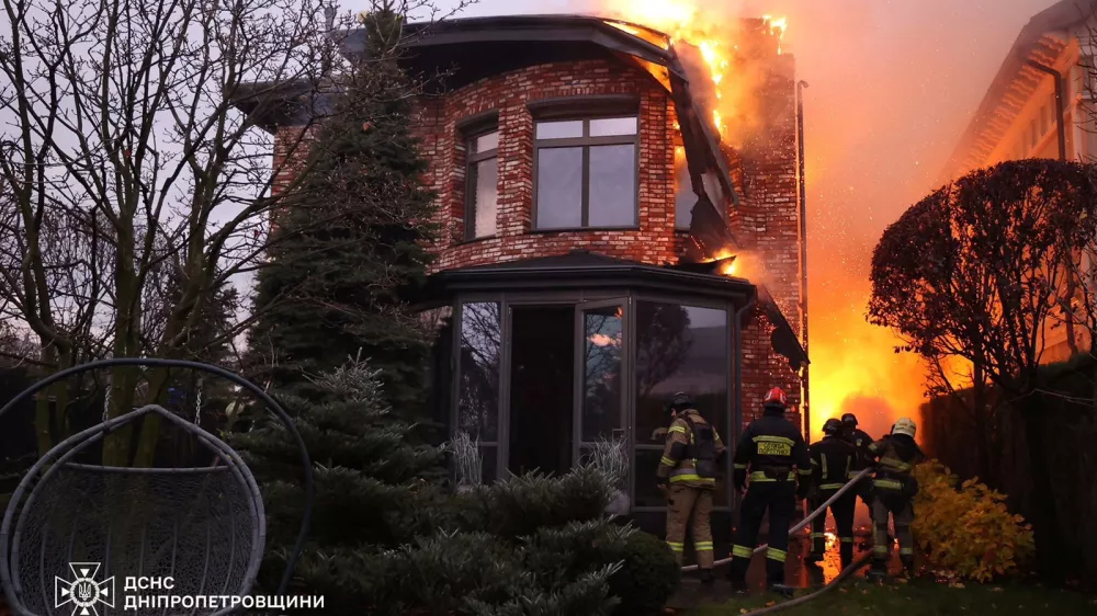 Firefighters work at the site of a Russian missile strike, amid Russia's attack on Ukraine, in Dnipro, Ukraine November 21, 2024. Press service of the State Emergency Service of Ukraine in Dnipropetrovsk region/Handout via REUTERS ATTENTION EDITORS - THIS IMAGE HAS BEEN SUPPLIED BY A THIRD PARTY. DO NOT OBSCURE LOGO.