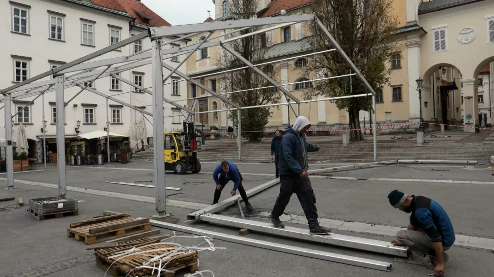 20.11.2024 -Pogačarjev trg, priprava hišic, šotorov za gostinstvoFoto: Tomaž Skale