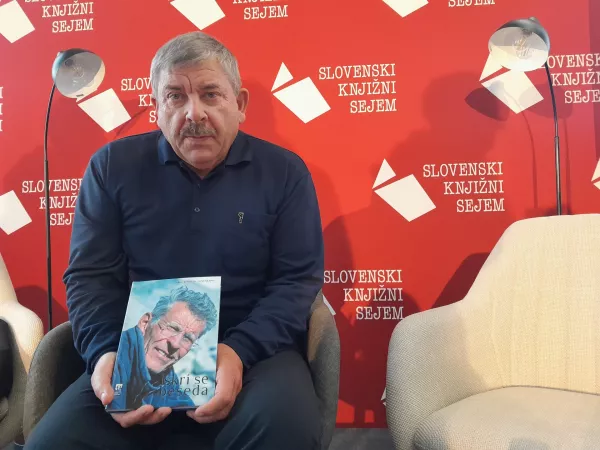 Žarko Rovšček in knjiga Iskri se beseda / Foto: Katja Petrovec 