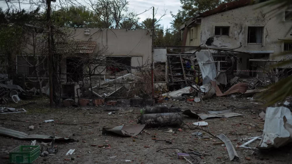 24 November 2024, Israel, Rinatya: A general view of the site, where a building was hit by a Hezbollah rocket strike from Lebanon. Photo: Ilia Yefimovich/dpa
