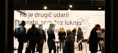 - simbolična fotografija – nasilje nad ženskami - - 22.11.2018 – Galerija Kresija - razstava "Ko je drugič udaril v vrata, sem čez luknjo prelepila plakat.", ki je nastala v sodelovanju z Društvom SOS telefon, //FOTO: Bojan Velikonja