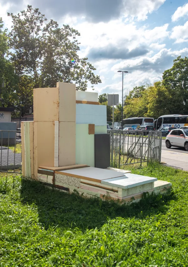 Gala Alica: Rob I; intervencija na odprtem, recikliran stiropor in stirodur; 200 &times; 180 &times; 220 cm, 2024 F arhiv Moderne galerije