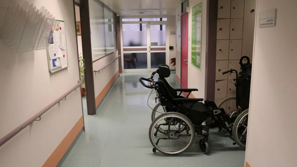 simbolična fotografija - zdravstvo - invalidski voziček - invalidi- 22.01.2016 - Nevrolo&scaron;ka klinike UKC Ljubljana - Klinični oddelek za bolezni živčevja - //FOTO: Tomaž Skale
