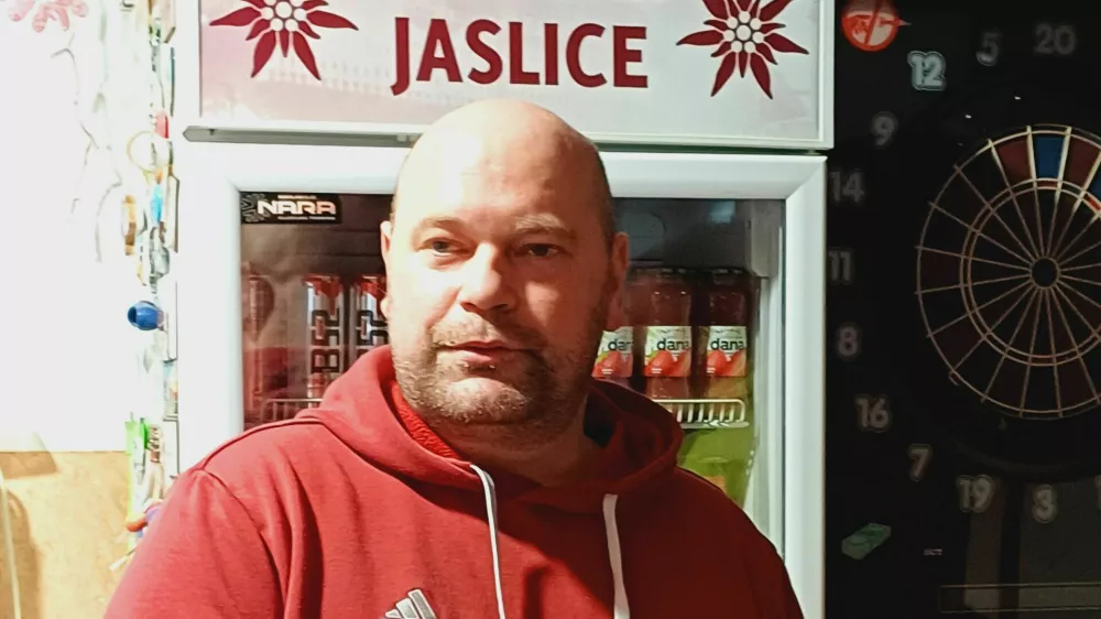 Jasmin Mulalić je iz goreče hiše rešil znanca Janeza in pri evakuaciji pomagal tudi ostalim stanovalcem nesrečne hiše. Foto: Tina Jereb