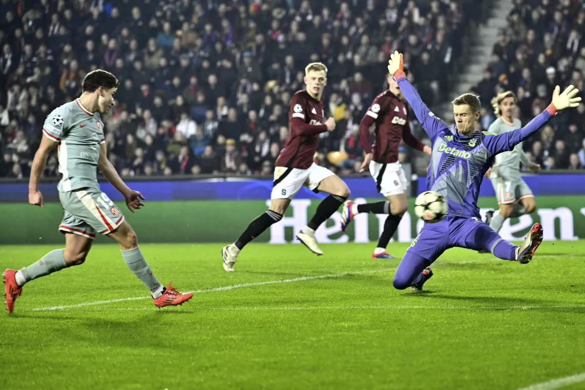 Atletico's Julian Alvarez, left, scores his side's second goal against Sparta's goalkeeper Peter Vindahl during the UEFA Champions League opening phase soccer match between Sparta Prague and Athletico Madrid in Prague, Czech Republic, Tuesday, Nov. 26, 2024.&nbsp;(Roman Vondrous//CTK via AP)