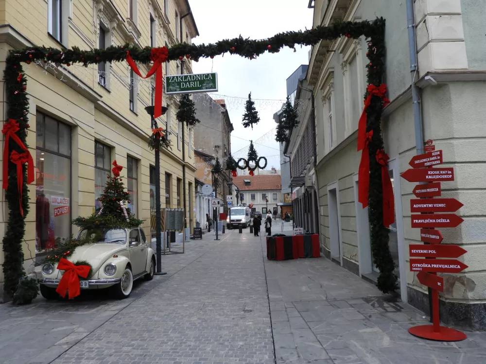 Vstop na božični sejem, ki so ga v Celju poimenovali Zakladnica daril, popestri tudi starodobnik. / Foto: Katja Petrovec 