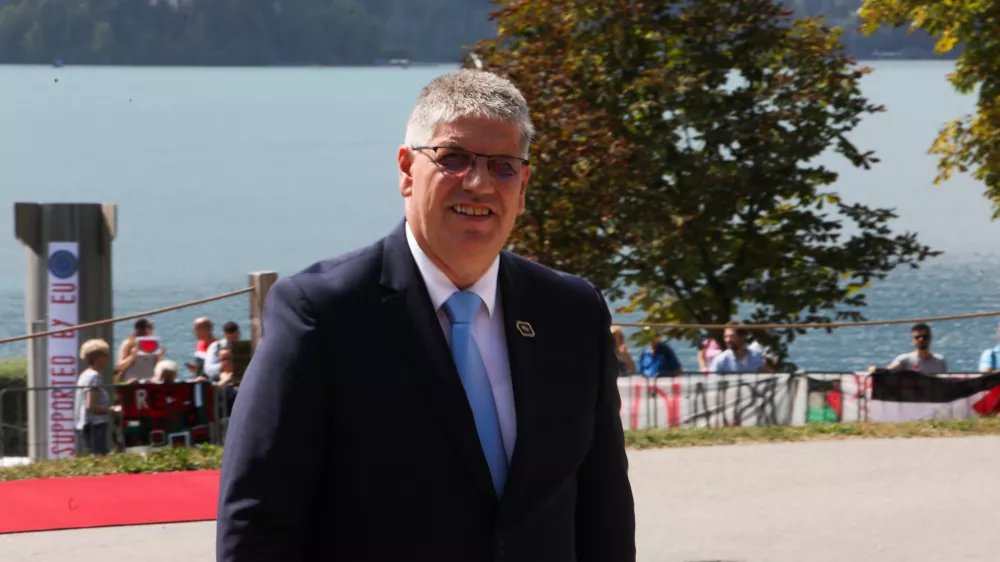 Notranji minister Bo&scaron;tjan Poklukar pravi, da se bo na interpelacijo odzval, ko jo bo prebral. Foto: Bojan Velikonja